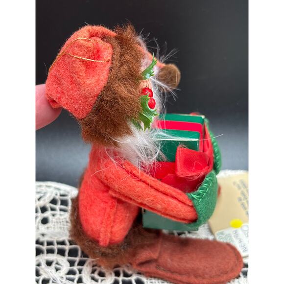 Annalee 5" Old World Santa Claus Ornament Holding Christmas Package Vintage 1994 - Picture 3 of 6